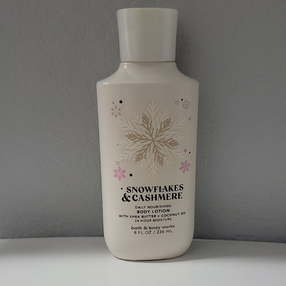 Bath & Body Works Snowflakes & Cashmere Lotion - Cream
